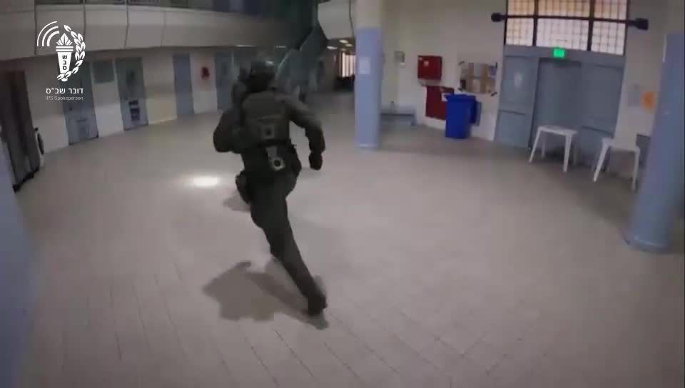 צפו: הלוחמים פשטו על תאי האסירים שחגגו את ירי הטילים מאיראן