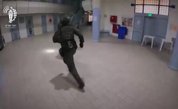 צפו: הלוחמים פשטו על תאי האסירים שחגגו את ירי הטילים מאיראן