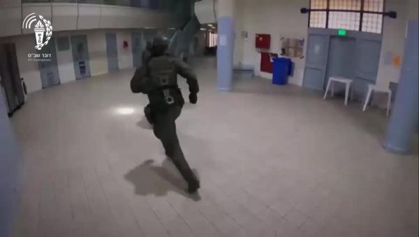 צפו: הלוחמים פשטו על תאי האסירים שחגגו את ירי הטילים מאיראן