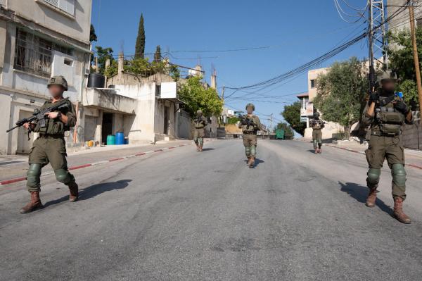 החזית הפלסטינית: חמישה גדודים פלשו לשכם, 7 מבוקשים נעצרו