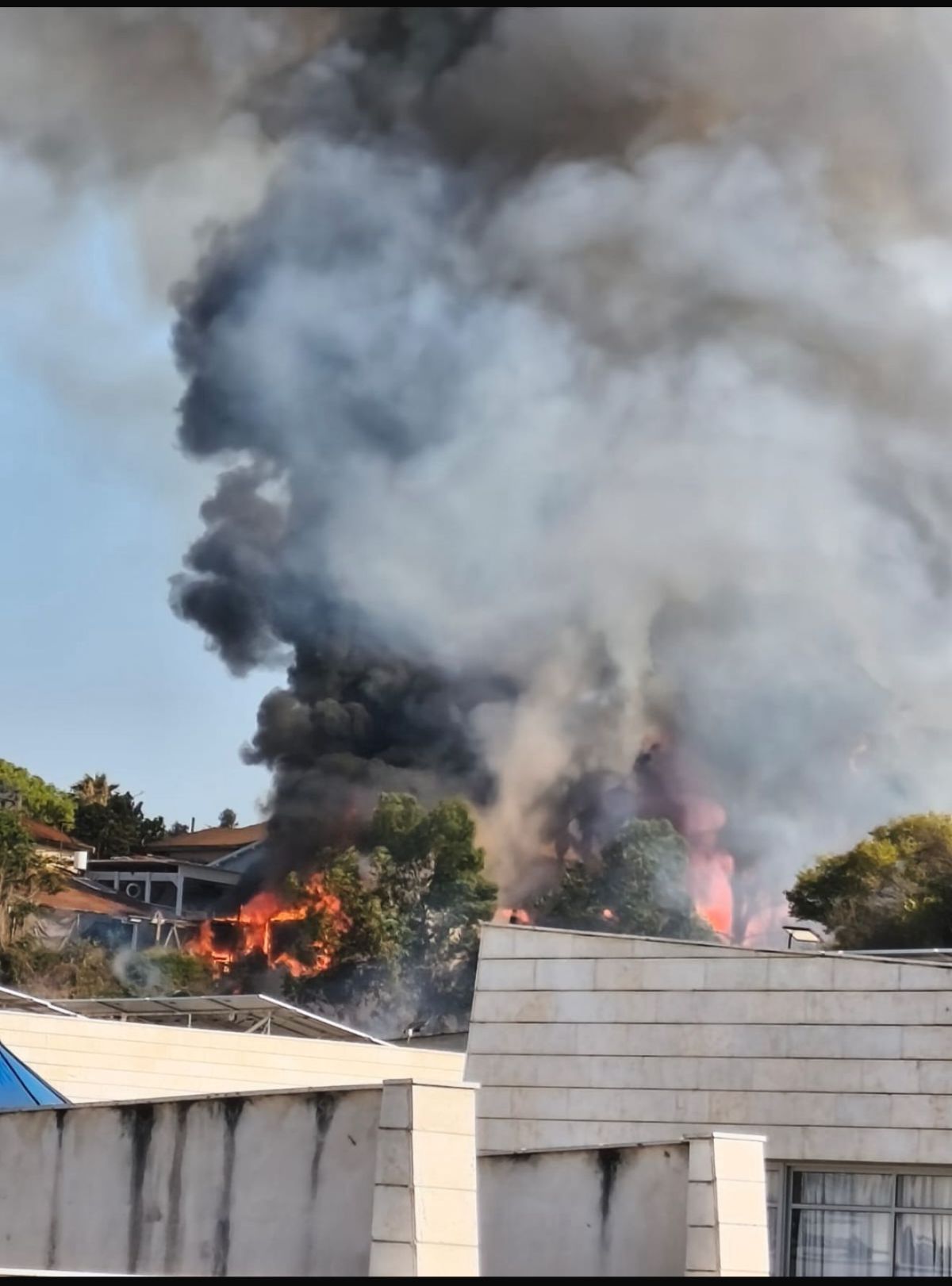 שריפה בנס ציונה: 3 מבנים נפגעו, 2 שוטרים נפצעו קל