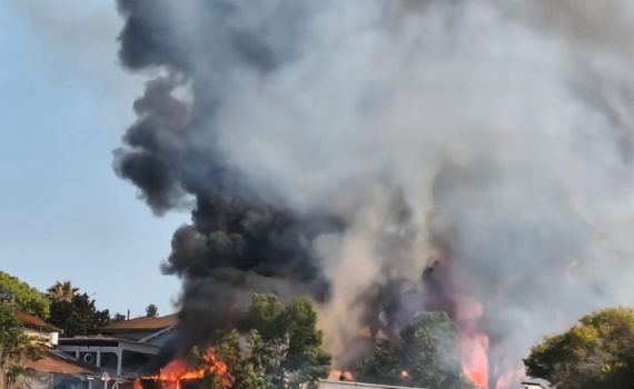 שריפה בנס ציונה: 3 מבנים נפגעו, 2 שוטרים נפצעו קל