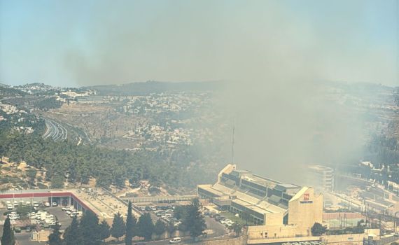 שריפה בגבעת שאול: הלהבות סמוכות למשרדי חברת חשמל