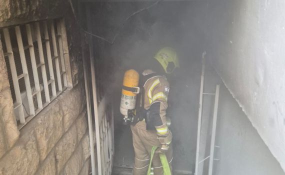 שריפה פרצה במחסן בירושלים, פצוע במקום | תיעוד