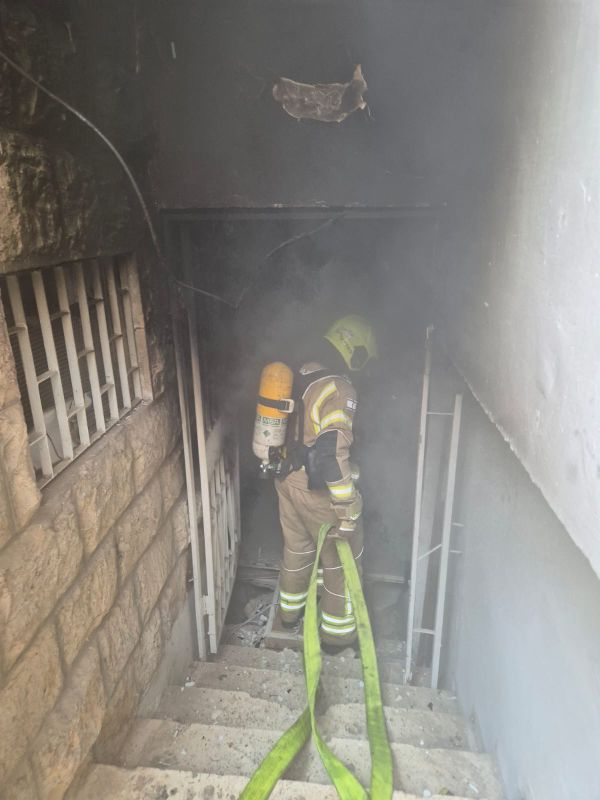 שריפה פרצה במחסן בירושלים, פצוע במקום | תיעוד