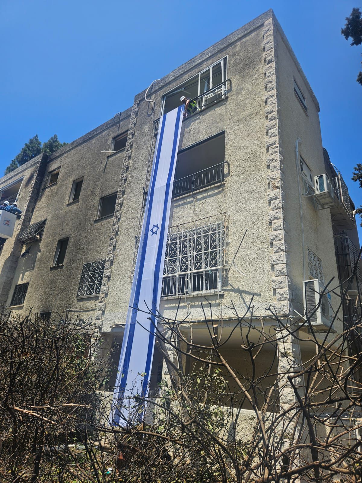 עיירית חיפה תלתה דגלי ישראל גדולים במקום הנפילה