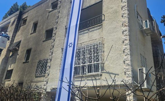 עיירית חיפה תלתה דגלי ישראל גדולים במקום הנפילה