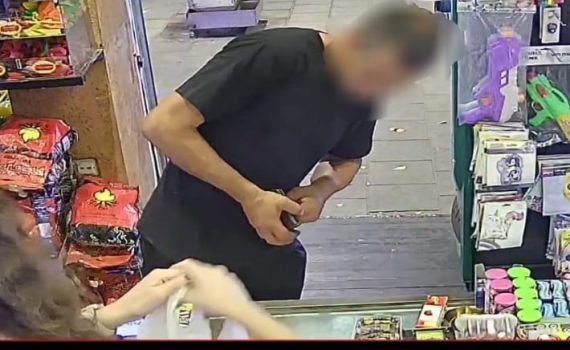 בזמן אזעקה: פרץ לבתים וגנב כרטיסי אשראי