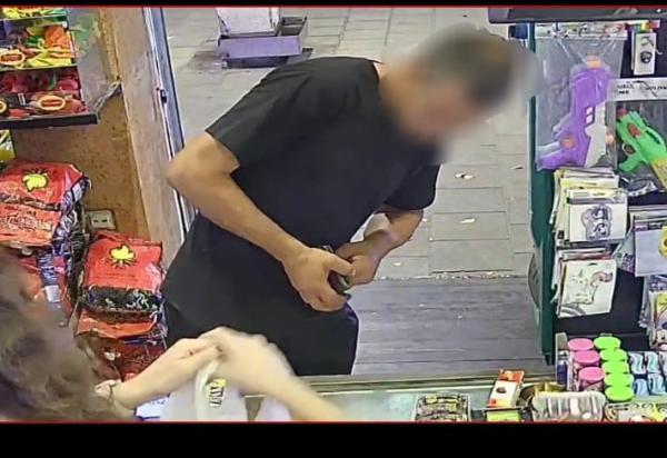 בזמן אזעקה: פרץ לבתים וגנב כרטיסי אשראי