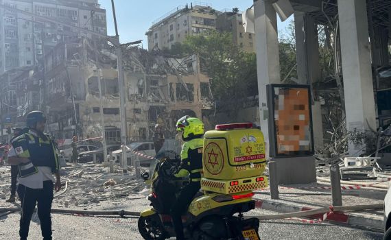 חולון: גבר ואישה כבני 80 נפצעו באורח קשה