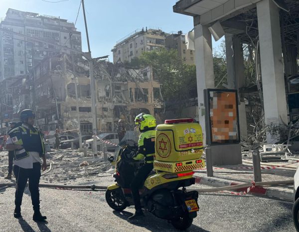 חולון: גבר ואישה כבני 80 נפצעו באורח קשה