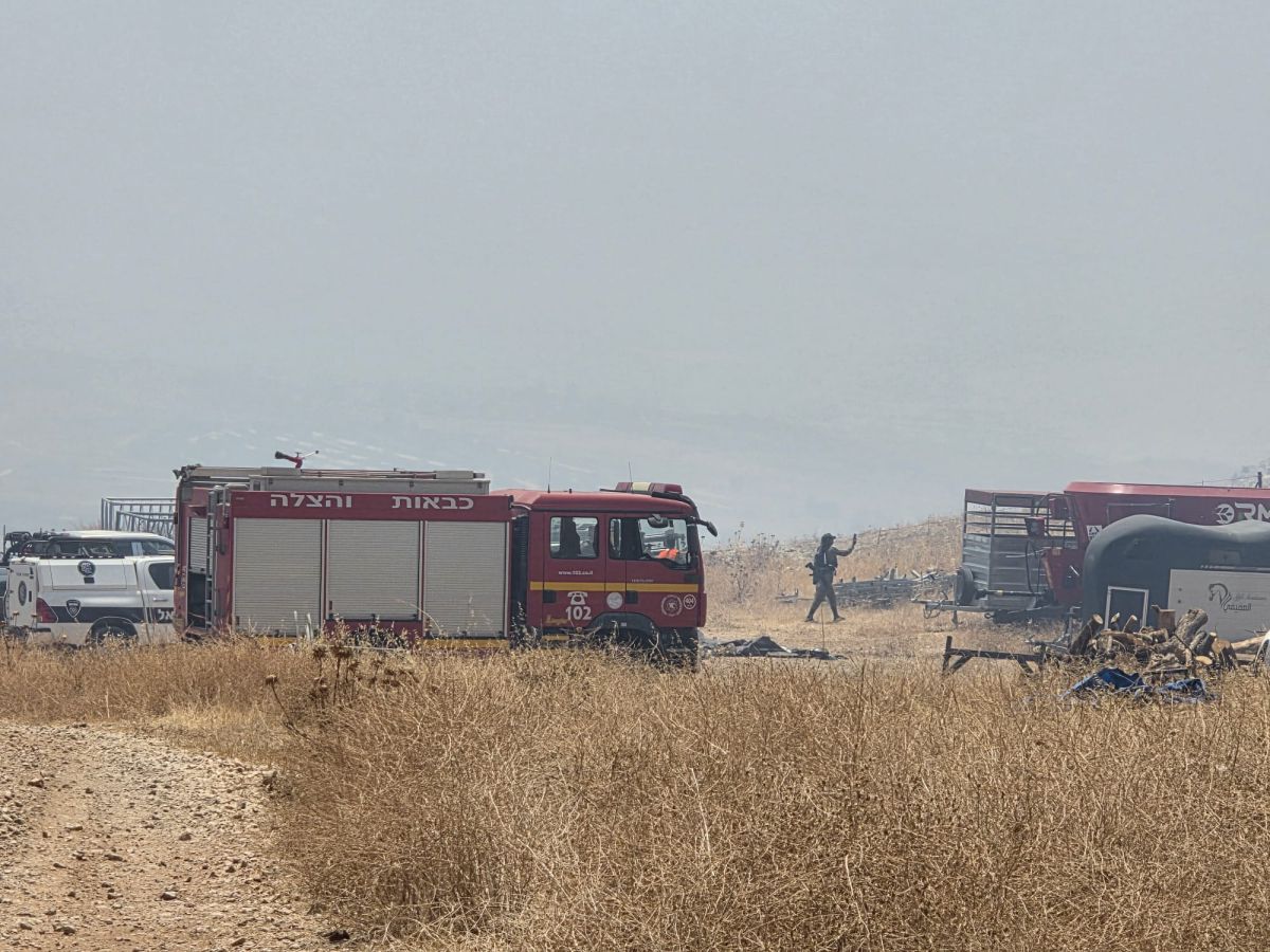 בעקבות נפילה: שריפה פרצה בשטח פתוח ליד צפת | תיעוד