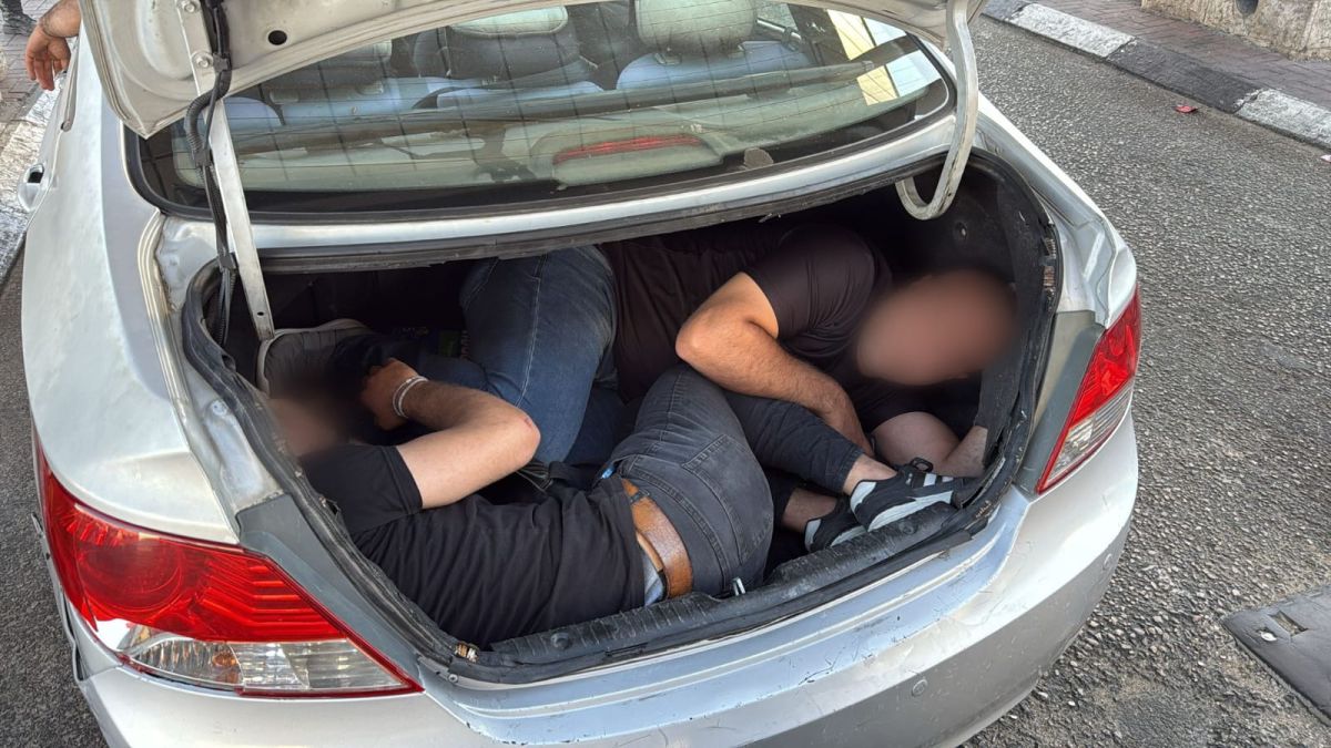 תיעוד | שני שוהים בלתי חוקיים נתפסו בתוך תא מטען