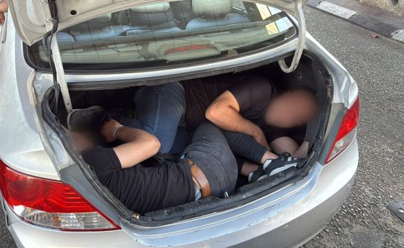 תיעוד | שני שוהים בלתי חוקיים נתפסו בתוך תא מטען