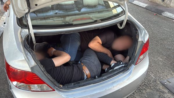 תיעוד | שני שוהים בלתי חוקיים נתפסו בתוך תא מטען