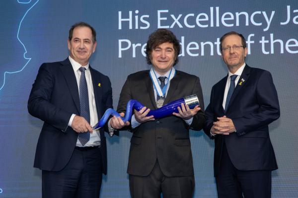 חאבייר מיליי זכה בפרס בראשית ותרם את הפרס