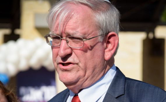 ביקורת מבית: מארק צל נגד היוזמה של טראמפ