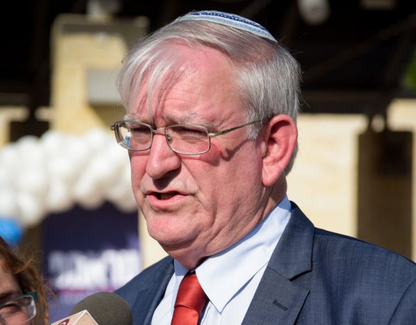 ביקורת מבית: מארק צל נגד היוזמה של טראמפ