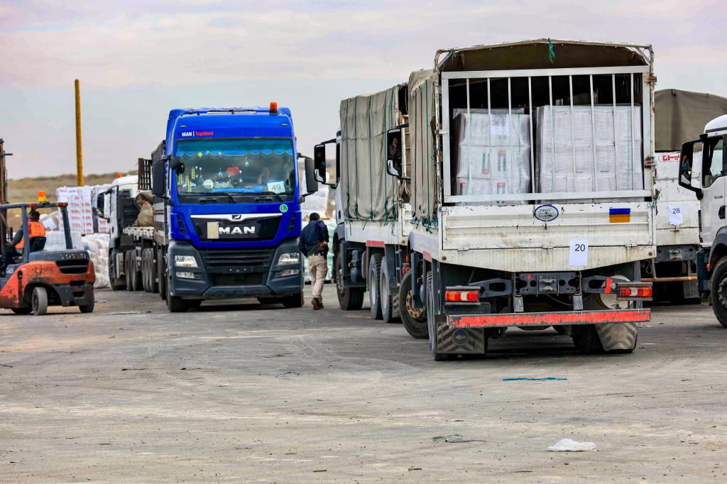 צפו. לוחמים תיעדו בתוך הרצועה: משאיות דלק שנכנסות הבוקר לעזה