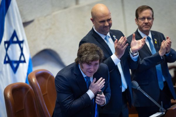 בתשואות ממושכות: צפו בקבלת הפנים של חאבייר מיליי בכנסת