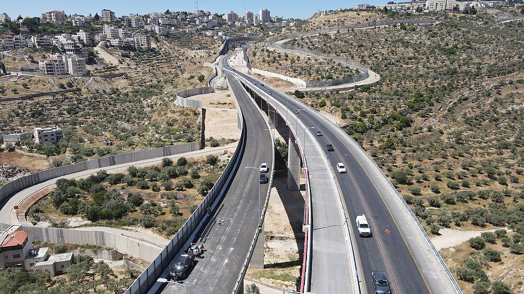 בגלל תאונה בין טרקטור למשאית: כביש המנהרות נחסם לתנועה
