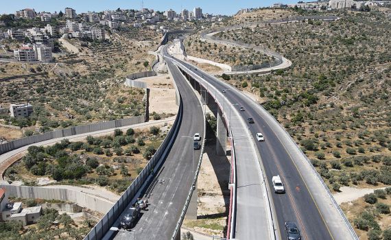 בהדרכה טלפונית: לוחמות ילדו אישה במחסום המנהרות