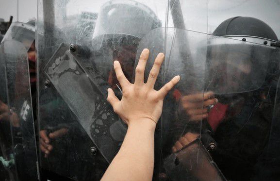 אירלנד בלהבות: בתי מהגרים הוצתו אחרי אונס אלים