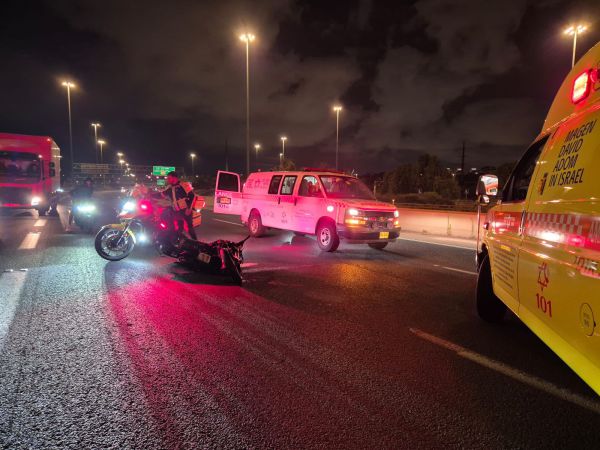 במהלך הלילה: רוכב אופנוע נפגע באורח אנוש סמוך לראשון לציון