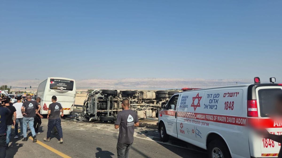 כ-20 נפגעים בתאונה בין אוטובוס למשאית בכביש 1