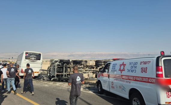 כ-20 נפגעים בתאונה בין אוטובוס למשאית בכביש 1