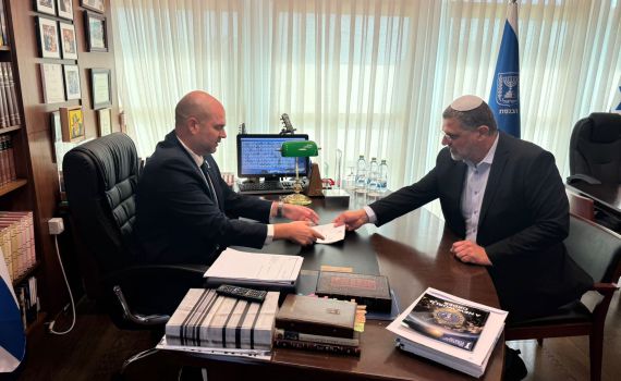 הסכמה נדירה בכנסת: המחנה הממלכתי מצטרף להדחת איימן עודה