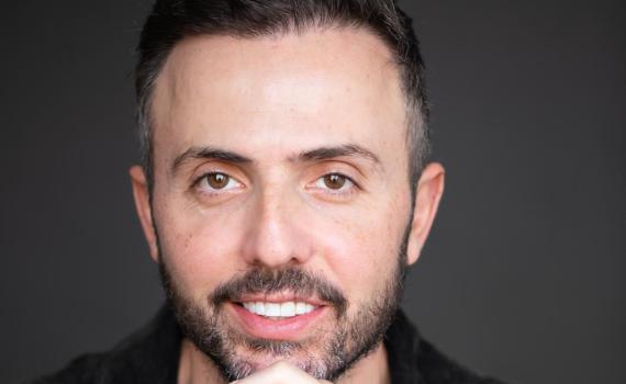 רומן ראשון: כוכב רוקדים עם כוכבים מוציא ספר חדש