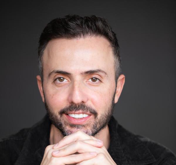 רומן ראשון: כוכב רוקדים עם כוכבים מוציא ספר חדש