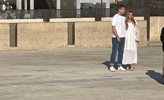 שבוע לפני החתונה: אבנר נתניהו בצילומים בכותל המערבי