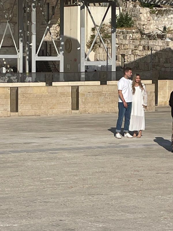 שבוע לפני החתונה: אבנר נתניהו בצילומים בכותל המערבי