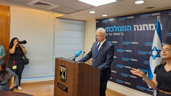 גנץ: "לא נמכור ערכים למען כסאות כמו בליכוד ובציונות הדתית"