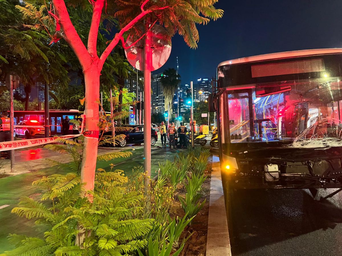 תאונה קטלנית בתל אביב: בן 45 פצוע קשה לאחר שנפגע מאוטובוס