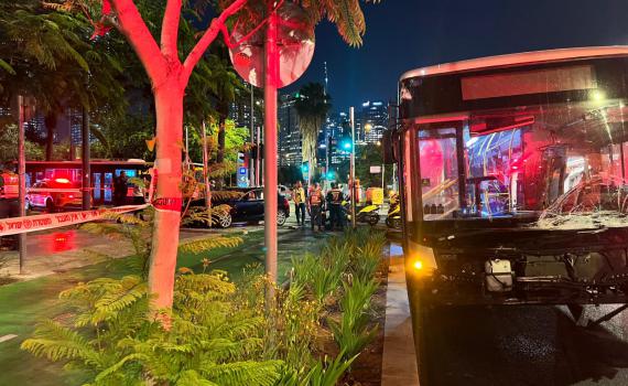 תאונה קטלנית בתל אביב: בן 45 פצוע קשה לאחר שנפגע מאוטובוס
