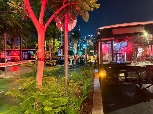 תאונה קטלנית בתל אביב: בן 45 פצוע קשה לאחר שנפגע מאוטובוס