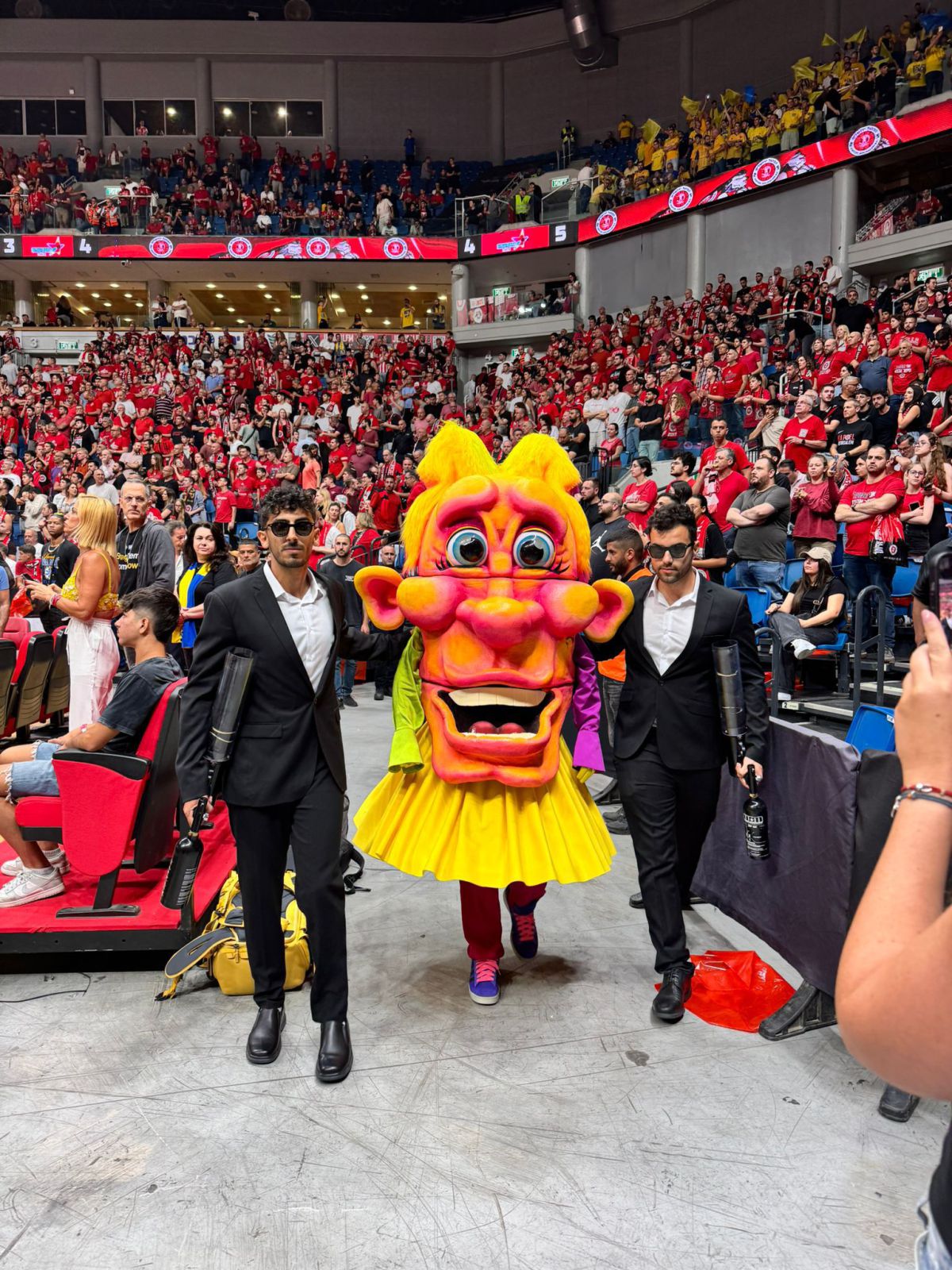 מי זה? הזמר במסכה הפתיע את אוהדי הפועל י-ם לפני המשחק | צפו