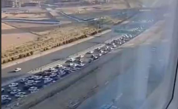 טהרן קורסת: רבבות איראניים נמלטים, המשטר בסכנה