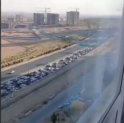 טהרן קורסת: רבבות איראניים נמלטים, המשטר בסכנה