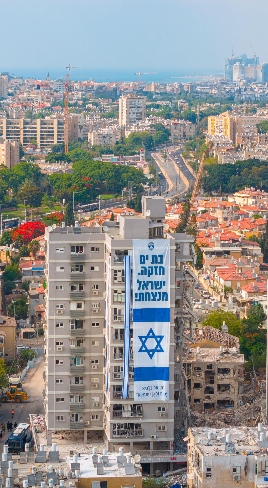 אחרי פגיעת הטיל: בת-ים מתעטרת בדגלי "ישראל מנצחת"