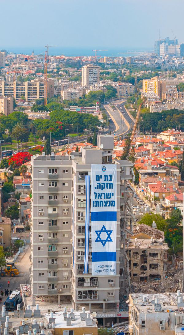 אחרי פגיעת הטיל: בת-ים מתעטרת בדגלי "ישראל מנצחת"