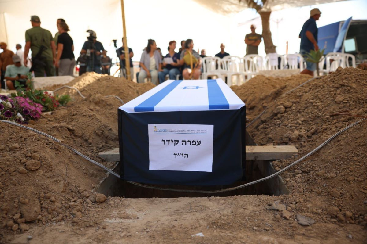 עפרה קידר הובאה למנוחות: "אדמת בארי אוספת אותך"