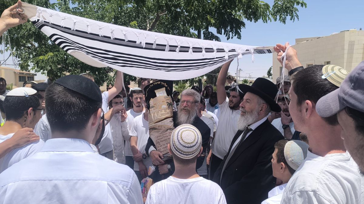 מרגש: ספר תורה הוכנס לביתו של הרב קוסטינר: "כח התורה מנצח"