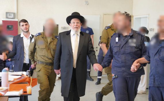 הרב הראשי הגיע לחזק את צוותי הקרקע של חיל האוויר