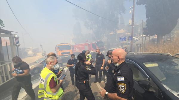 שריפה בחיפה: רחובות שלמים מפונים, האש נתפסה בבתים