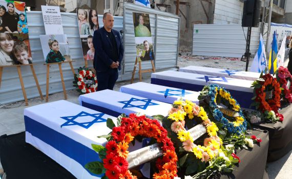 בבת-ים ערכו טקס  אשכבה ל-5 ההרוגים מפגיעת הטיל