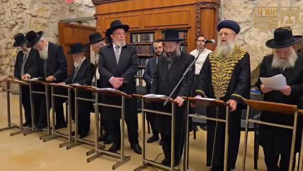 צפו: הרבנים התפללו בכותל להצלחת המבצע באיראן